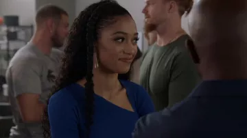 Helmut Lang Stretch Raglan Jumper usado por Olivia Baker (Samantha Logan) como se ve en All American (S05E05)