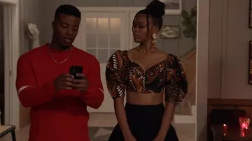 Maison Margiela Jersey de manga a rayas rojas usado por Spencer James (Daniel Ezra) como se ve en All American (S05E05)