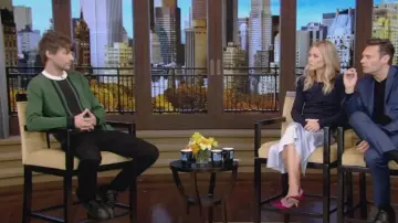 Mr P. Suéter de algodón a rayas y mezcla de lyocell usado por Louis Tomlinson como se ve en VIVO con Kelly y Ryan el 14 de noviembre de 2022