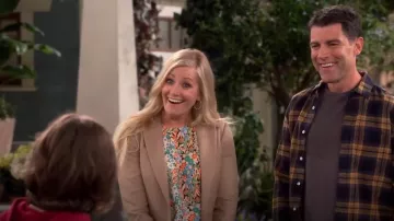 Ted Baker Nelly Chemisier sans manches porté par Gemma Johnson (Beth Behrs) vu dans The Neighborhood (S05E07)