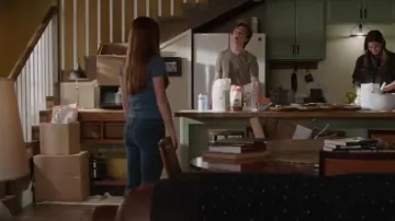 AG Jeans Prima Jeans portés par Stella Walker (Violet Brinson) comme on le voit dans Walker (S03E01)