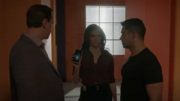 Chemise James Perse Sheer Slub Side Panel portée par Jessica Knight (Katrina Law) vue dans NCIS (S20E07)