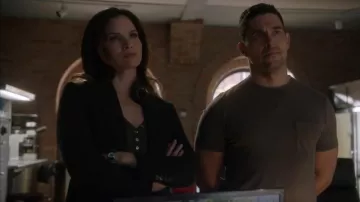 Théorie Etiennette Blazer En bonne laine porté par Jessica Knight (Katrina Law) vu dans NCIS (S20E07)