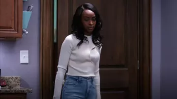 Jonathan Simkhai Vivianne Top usado por Karen Mott (Ebony Obsidian) como se ve en Tyler Perry's Sistas (S05E05)
