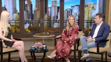 Gianvito Rossi Zapatos de charol usados por Kelly Ripa como se ve en VIVO con Kelly y Ryan el 15 de noviembre de 2022