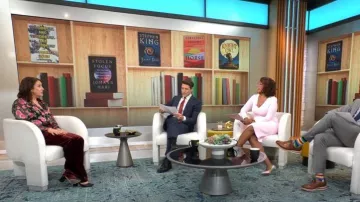 Veronica Beard Lebone Velvet Trousers worn by Sarah Gelman as seen in CBS Mornings on November 15, 2022