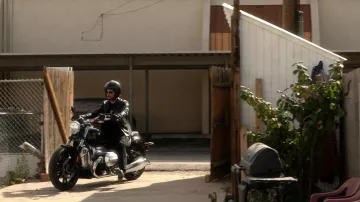 BMW R 18 Cruiser Motorcycle conducida por Arman Morales (Adan Canto) en The Cleaning Lady (S02E08)
