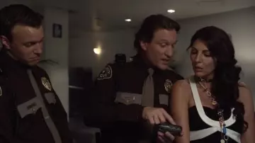 La Rock Robe noire et blanche portée par Sophie Devereaux (Gina Bellman) dans les tenues de la série télévisée Leverage (saison 1 épisode 8)