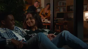 Tory Sport Tennis Crewneck Sweater porté par May Grant (Corinne Massiah) vu dans 9-1-1 (S06E08)