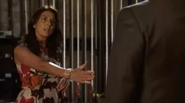Eliza J robe florale portée par Sophie Devereaux (Gina Bellman) comme on le voit dans la garde-robe de la série télévisée Leverage (saison 3, épisode 16)