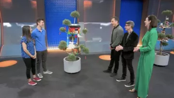 Karen Millen Combinaison surdimensionnée sur mesure en vert portée par Amy Corbett dans LEGO Masters (saison 3 épisode 4)