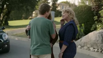 El mono con estampado de leopardo azul usado por Elodie (Cécile Bois) en la serie Addict (Temporada 1 Episodio 1)