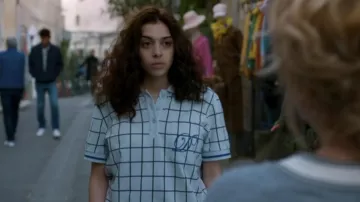 Le polo à carreaux DA/DA x Monoprix gris porté par Shaima (Myriam el Ghali-Lang) dans la série Addict (S01E02)