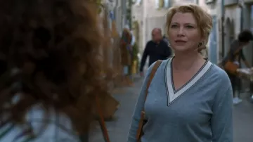 Le pull à l'encolure contrastante Sandro porté par Elodie (Cécile Bois) dans la série Addict (S01E02)