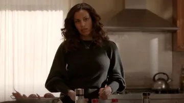 Aqua Balloon Sleeve Cashmere Sweater usado por Grace Stone (Athena Karkanis) como se ve en Manifest (S03E01)