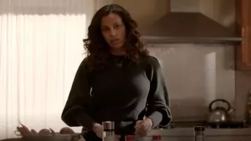 Aqua Balloon Sleeve Cashmere Sweater porté par Grace Stone (Athena Karkanis) comme vu dans Manifest (S03E01)