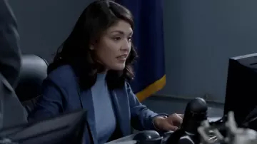 Elie Tahari Maggie Suéter usado por Drea Mikami (Ellen Tamaki) como se ve en Manifest (S03E01)
