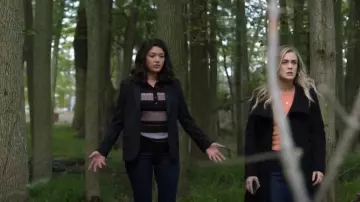 Proenza Schouler Zig Zag Stripe Knit Polo usado por Drea Mikami (Ellen Tamaki) como se ve en Manifest (S03E02)