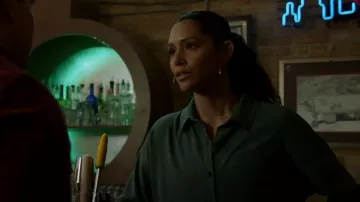 Chemise Madewell Lusterweave Hartfield portée par Stella Kidd (Miranda Rae Mayo) vue dans Chicago Fire (S11E08)