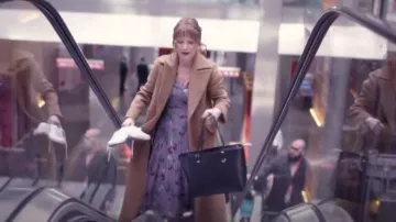 Diane Von Furstenberg Ani Envoltura de gasa plisada con estampado floral usada por Susan Ryeland (Lesley Manville) como se ve en Magpie Murders (S01E01)