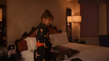 Diane von Furstenberg Silk Bird Wrap Jumpsuit usado por Susan Ryeland (Lesley Manville) como se ve en Magpie Murders (S01E01)