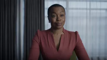 Karen Millen Robe crayon midi ceinturée pour toujours portée par Nia Deacon comme on le voit dans Magpie Murders (S01E03)