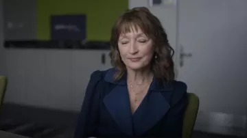 Diane von Furstenberg Stassie Satin Crepe Chaqueta con cordón usada por Susan Ryeland (Lesley Manville) como se ve en Magpie Murders (S01E03)