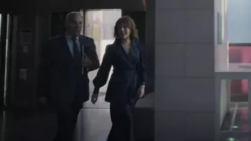 Diane von Furstenberg Ciara Satin Crepe Pantalones usados por Susan Ryeland (Lesley Manville) como se ve en Magpie Murders (S01E03)