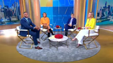 Equipment Signature Two Pocket Blouse worn by Robin Roberts as seen in Good Morning America on November 16, 2022