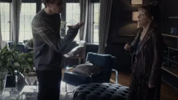 Robe plissée Ted Baker Aquila portée par Susan Ryeland (Lesley Manville) vue dans Magpie Murders (S01E05)
