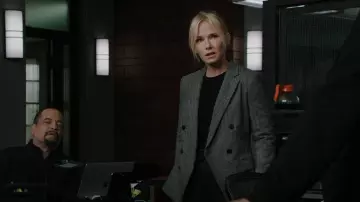 Théorie Veste à chevrons à double poitrine portée par la détective Amanda Rollins (Kelli Giddish) comme on le voit dans Law & Order: Special Victims Unit (S24E07)