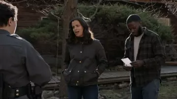 J. Veste de grange d’équipage portée par Grace Stone (Athena Karkanis) comme on le voit dans Manifest (S03E06)