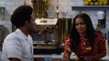 Farm Rio Toucanissimo Long Sleeve Stretch Cotton Body Suit usado por Randi (Kyla Pratt) como se ve en Call Me Kat (S03E07)