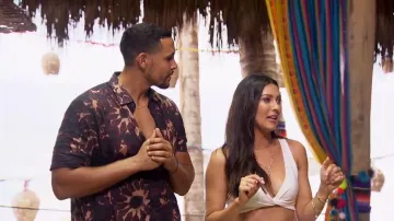 Asos Mix and Match Twist avant Crop Bikini Top porté par Becca Kufrin vu dans Bachelor in Paradise (S08E14)