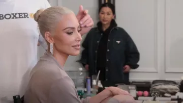 Cartier Essential Lines Pendientes usados por Kim Kardashian como se ve en The Kardashians (S02E08)