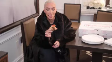 Abrigo de piel Balenciaga usado por Kim Kardashian como se ve en The Kardashians (S02E09)