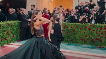 Prada Triangle Sequin And Leather Bag porté par Kendall Jenner vu dans The Kardashians (S02E09)