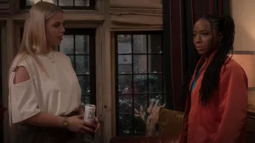 Chaqueta bombardera Nike Air Therma-FIT de relleno sintético usada por Whitney Chase (Alyah Chanelle Scott) como se ve en The Sex Lives of College Girls (S02E01)