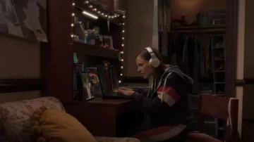 Wildfox Varsity Stripe Jack Jogger usado por Kimberly Finkle (Pauline Chalamet) como se ve en The Sex Lives of College Girls (S02E01)