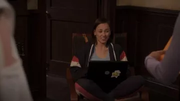 Sudadera con capucha Wildfox Varsity Stripe usada por Kimberly Finkle (Pauline Chalamet) como se ve en The Sex Lives of College Girls (S02E01)