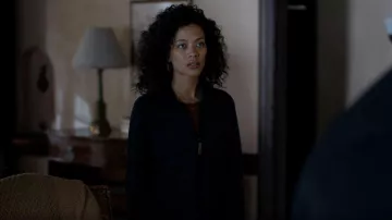 Fjällräven Snow Cardigan usado por Sarah Marie Rodriguez como se ve en Manifest (S04E05)