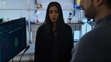 L’Agence Celine Denim Veste portée par Saanvi Bahl (Parveen Kaur) comme on le voit dans Manifest (S04E05)