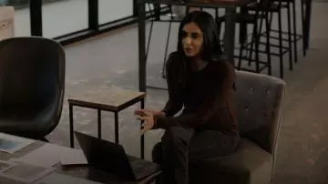 ATM Anthony Thomas Melillo Top à manches longues porté par Saanvi Bahl (Parveen Kaur) comme on le voit dans Manifest (S04E07)