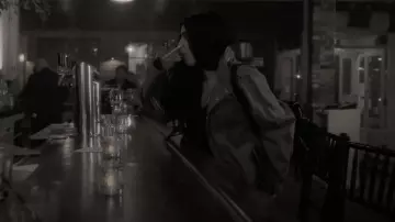 3.1 Veste de campagne à fermeture éclair Phillip Lim portée par Saanvi Bahl (Parveen Kaur) comme on le voit dans le manifeste (S04E07)