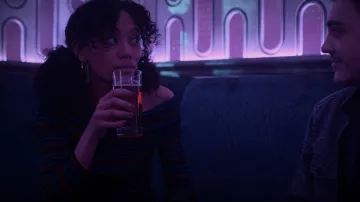 Forever 21 Striped Off Shoulder Top porté par Sarah Marie Rodriguez comme on le voit dans Manifest (S04E07)