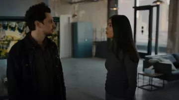 Theory Mirzi Pull en laine mérinos raffinée porté par Saanvi Bahl (Parveen Kaur) comme on le voit dans Manifest (S04E08)