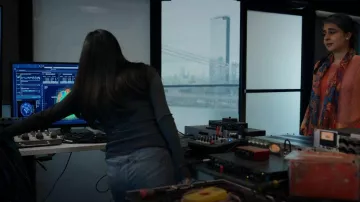 Rag & Bone Dre Low Rise Slim Boyfriend porté par Saanvi Bahl (Parveen Kaur) comme vu dans Manifest (S04E08)