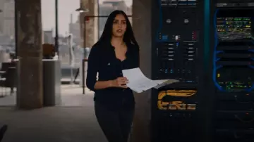 Chemise James Perse Contrast Panel portée par Saanvi Bahl (Parveen Kaur) comme on le voit dans Manifest (S04E10)