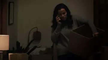 Pull All Saints Arun porté par Grace Stone (Athena Karkanis) comme on le voit dans Manifest (S03E07)