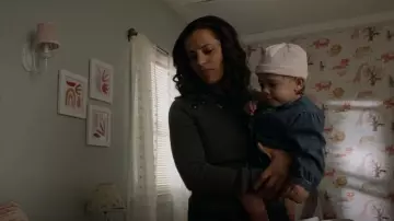 Isabel Marant Etoile Koyle Pull porté par Grace Stone (Athena Karkanis) vu dans Manifest (S03E08)
